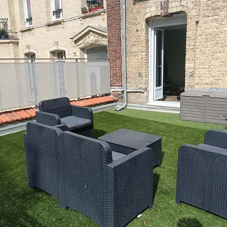Downtown Terrace Apartment *